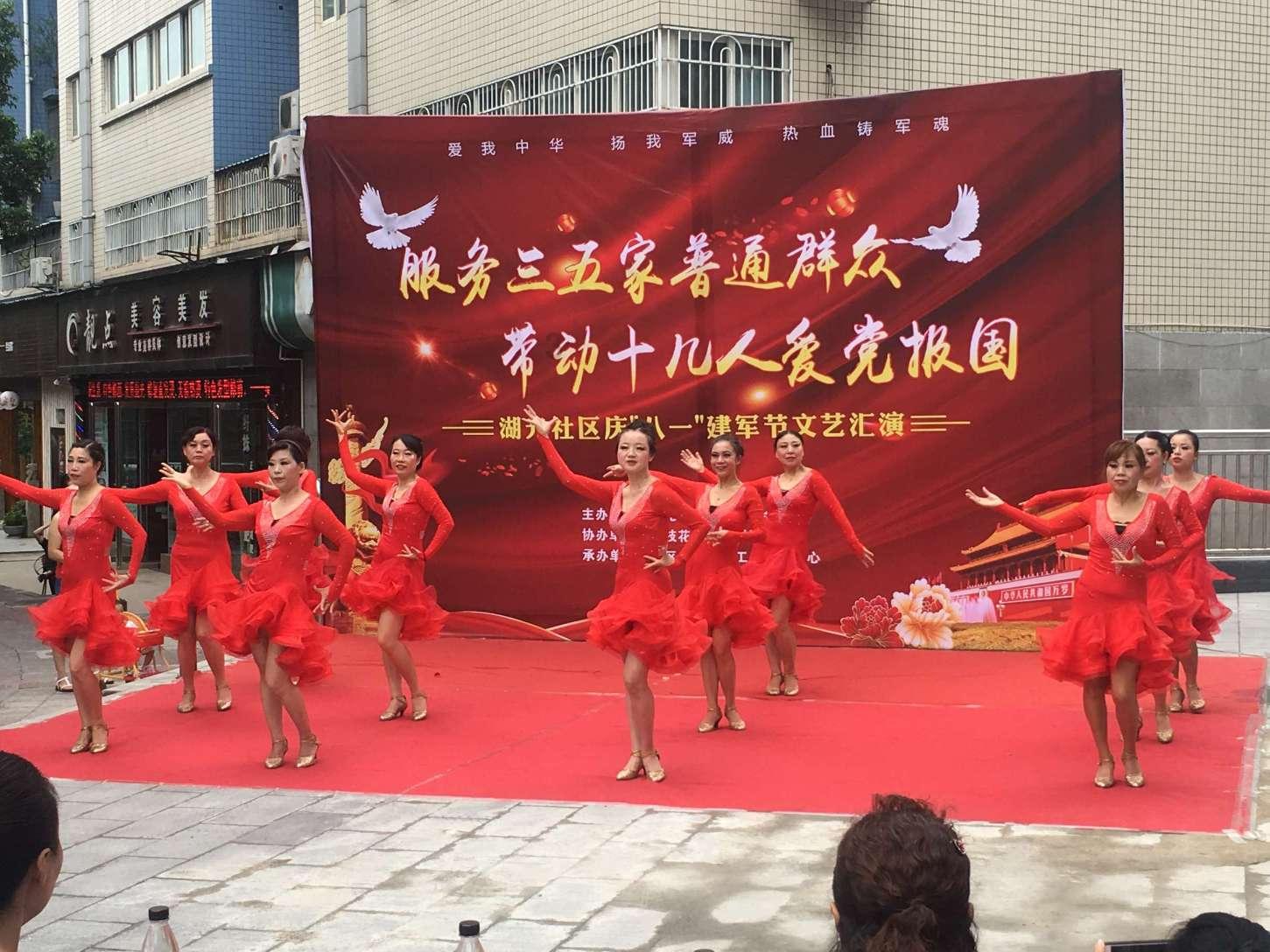 救援受困的长颈鹿